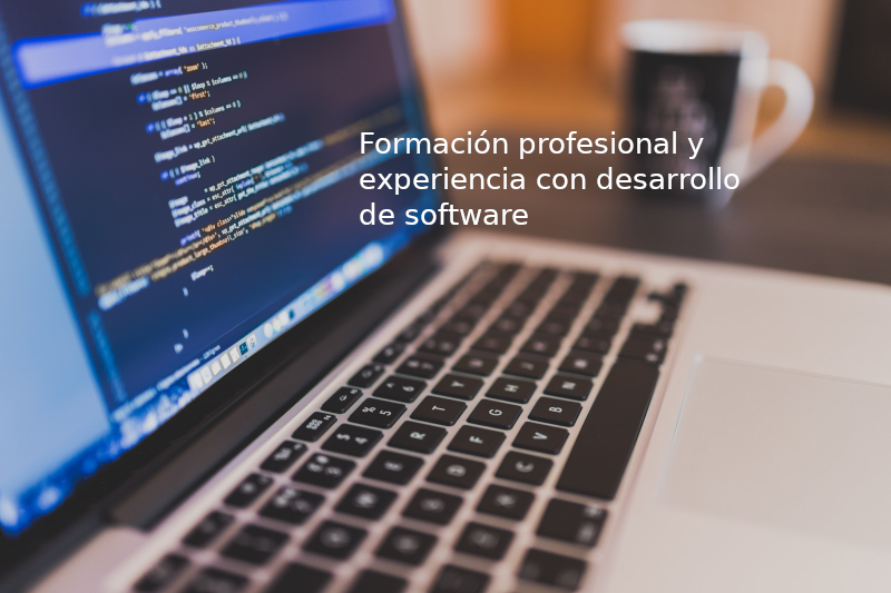 Formación profesional y experiencia con desarrollo de software